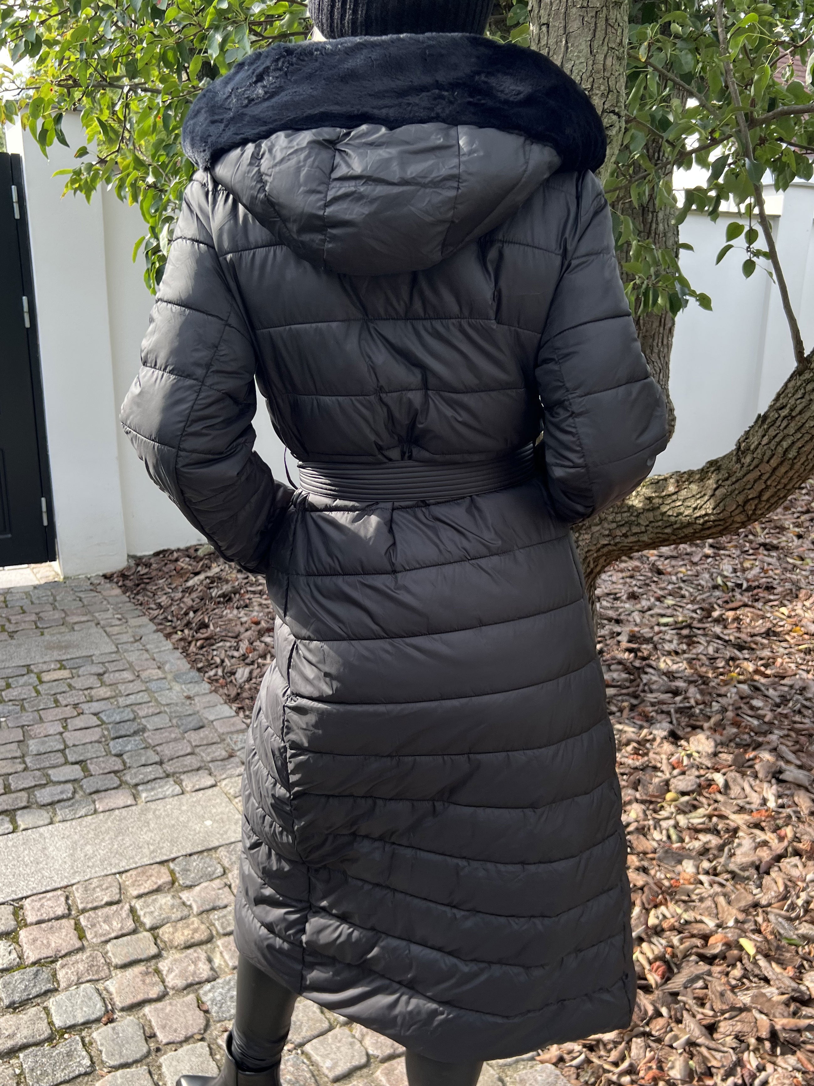 Adriana - Lang sort dynejakke med faux fur kant